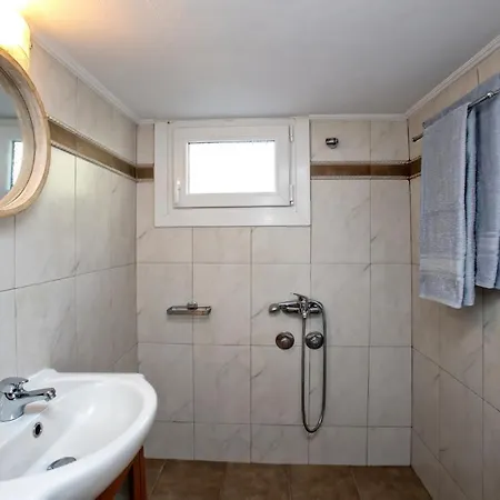 Christie S House Skaládhos